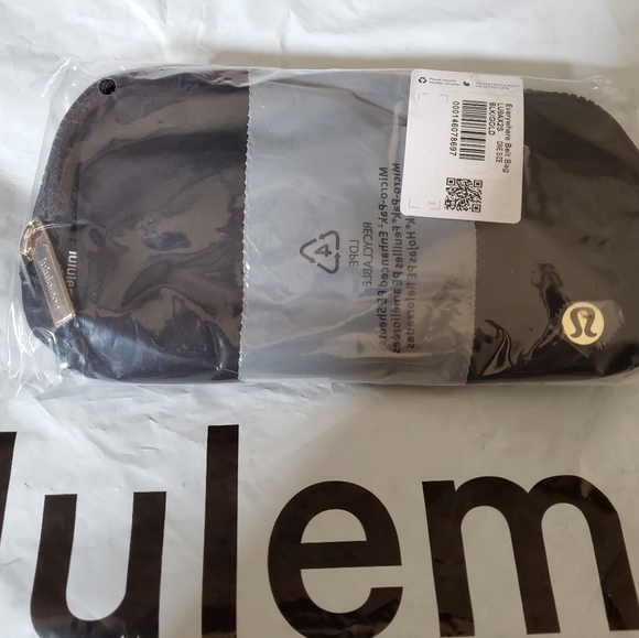 🆕️ LULULEMON BELT BAG BLACK WITH GOLD LOGO 🖤💛 - Picture 5 of 8